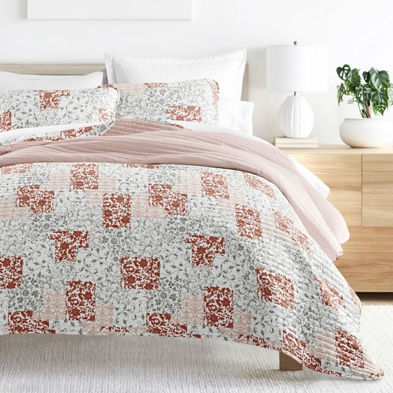 Noble Linens Blush 3 Piece Scrolled Patchwork Reversible Microfiber Quilt Set, Queen / Full