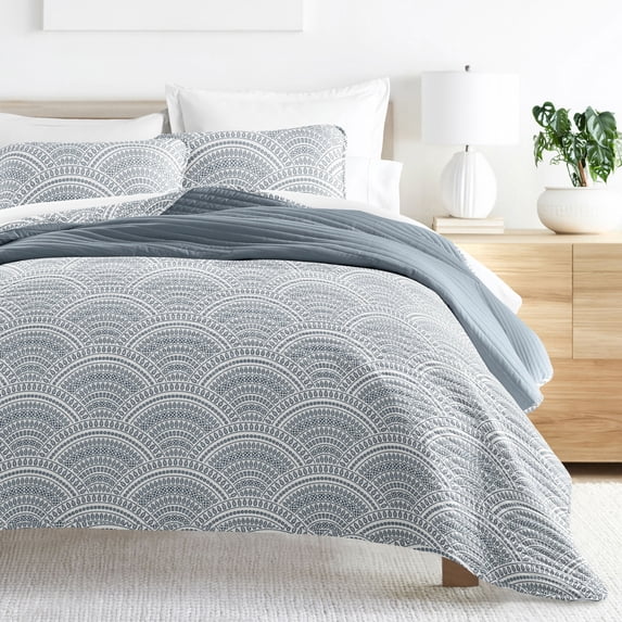 Noble Linens Dusk Blue 3 Piece Scallop Reversible Microfiber Quilt Set, Queen / Full