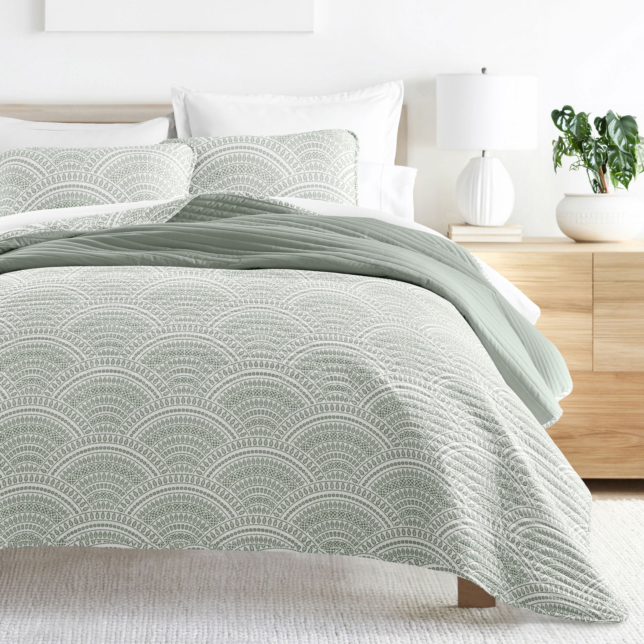 Noble Linens Eucalyptus 3 Piece Scallop Reversible Microfiber Quilt Set, King / CalKing