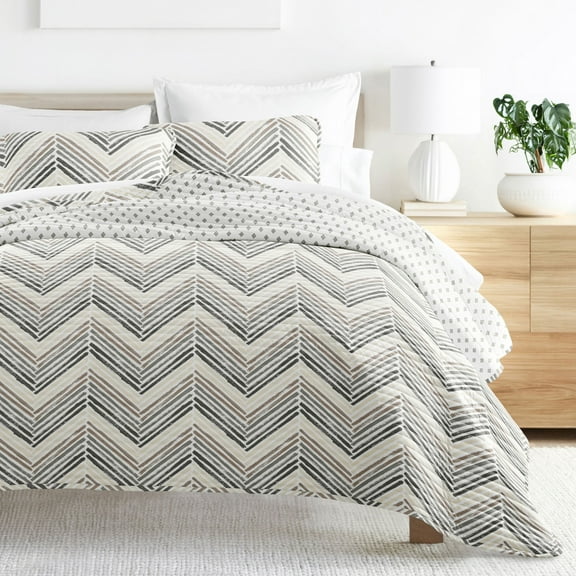 Noble Linens Light Gray 3 Piece Diamond Chevron Reversible Microfiber Quilt Set, Queen / Full