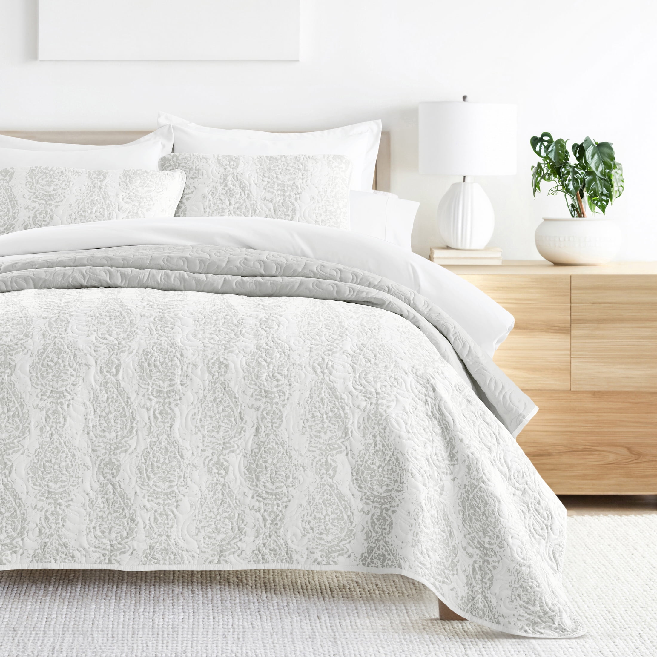 Noble Linens Light Gray 3 Piece Distressed Damask Reversible Print Quilt Set, King / CalKing