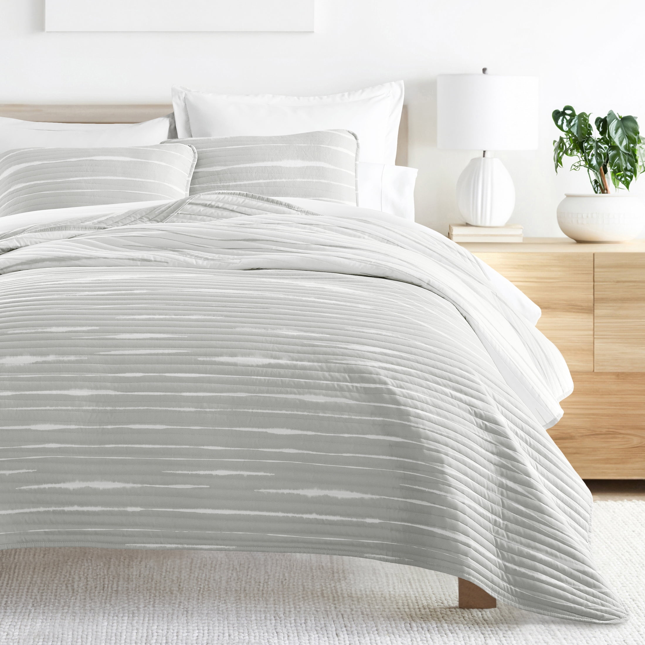 Noble Linens Light Gray 3 Piece Horizon Lines Reversible Microfiber Quilt Set, King / CalKing