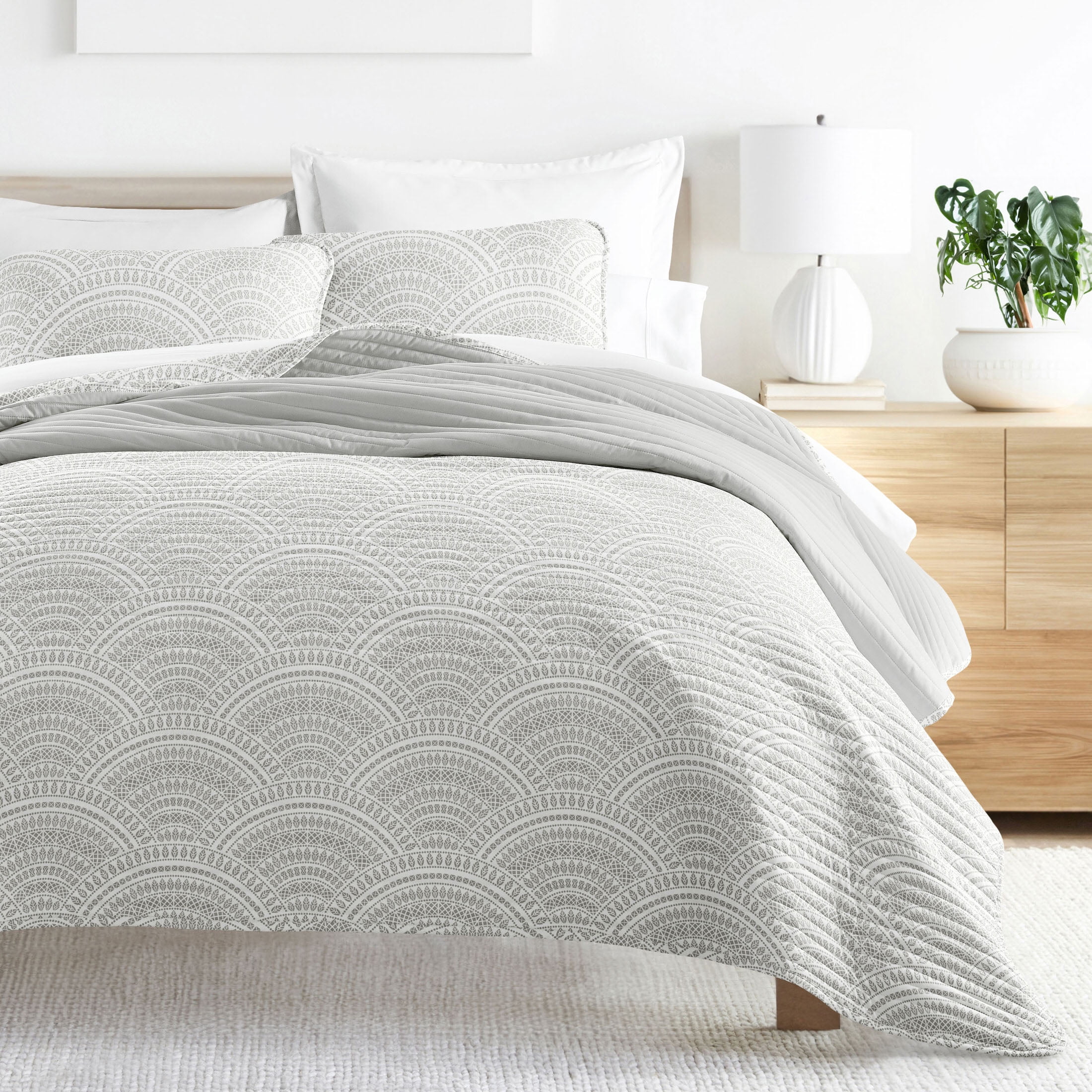 Noble Linens Light Gray 3 Piece Scallop Reversible Microfiber Quilt Set, Twin / Twin XL