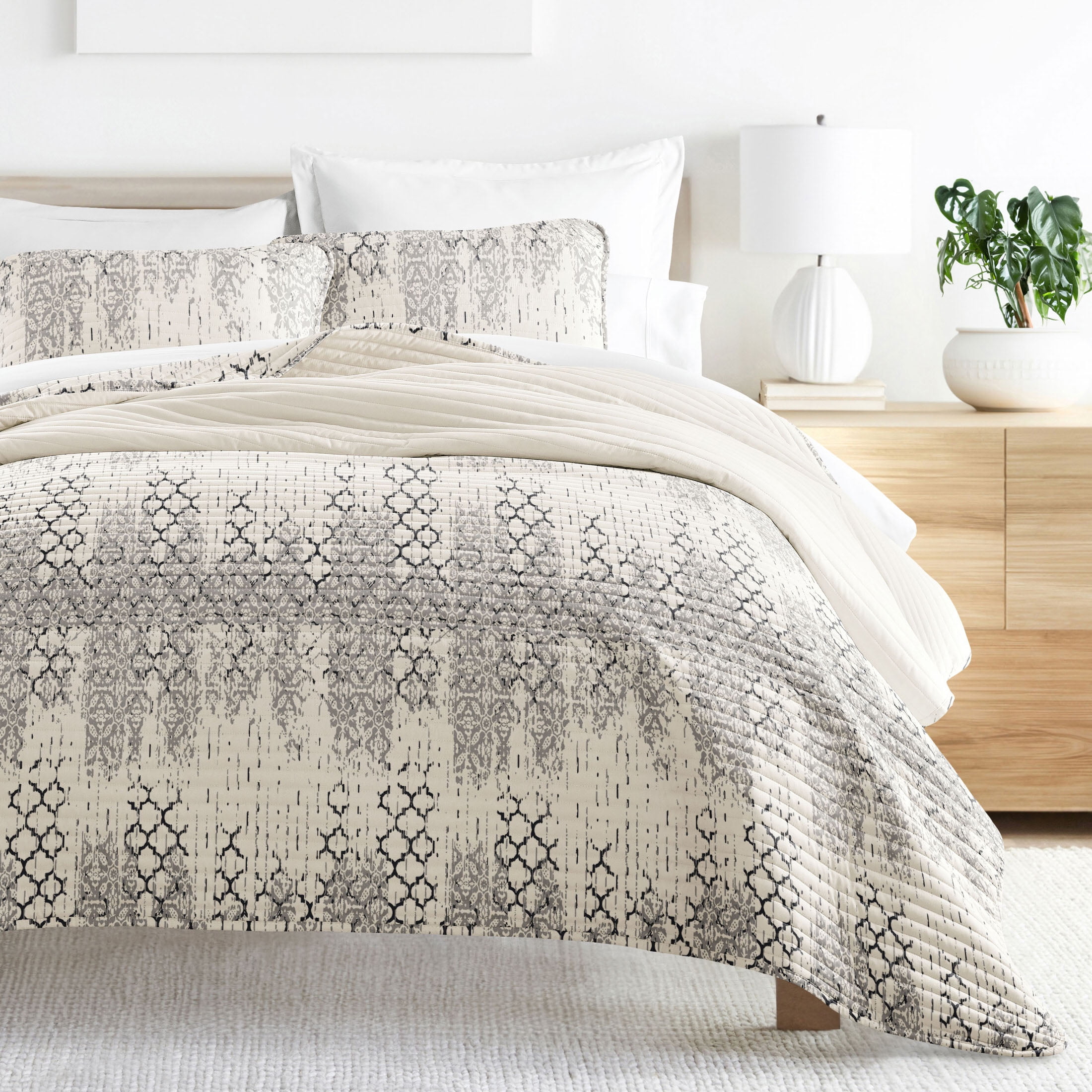 Light Gray Reversible Microfiber Full Quilt Set with Geometric Pattern