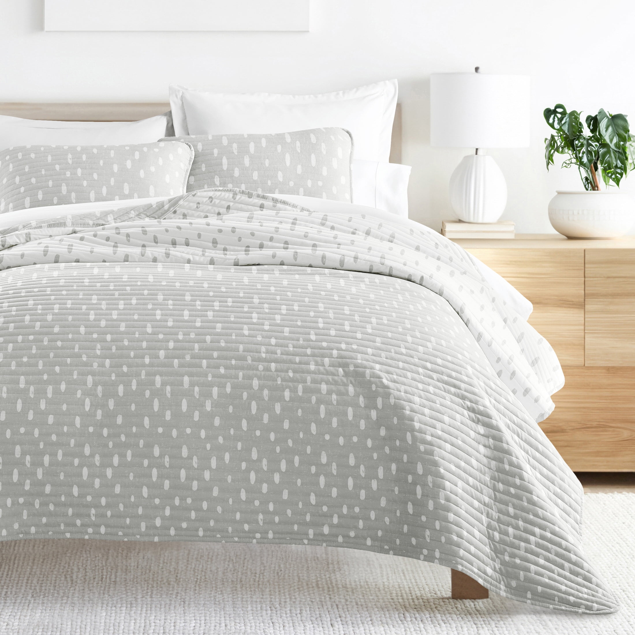 Light Gray Twin Reversible Microfiber Quilt Set with Painted Dots
