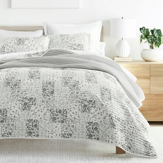 Noble Linens Light Grey 3 Piece Scrolled Patchwork Reversible Microfiber Quilt Set, Queen / Full