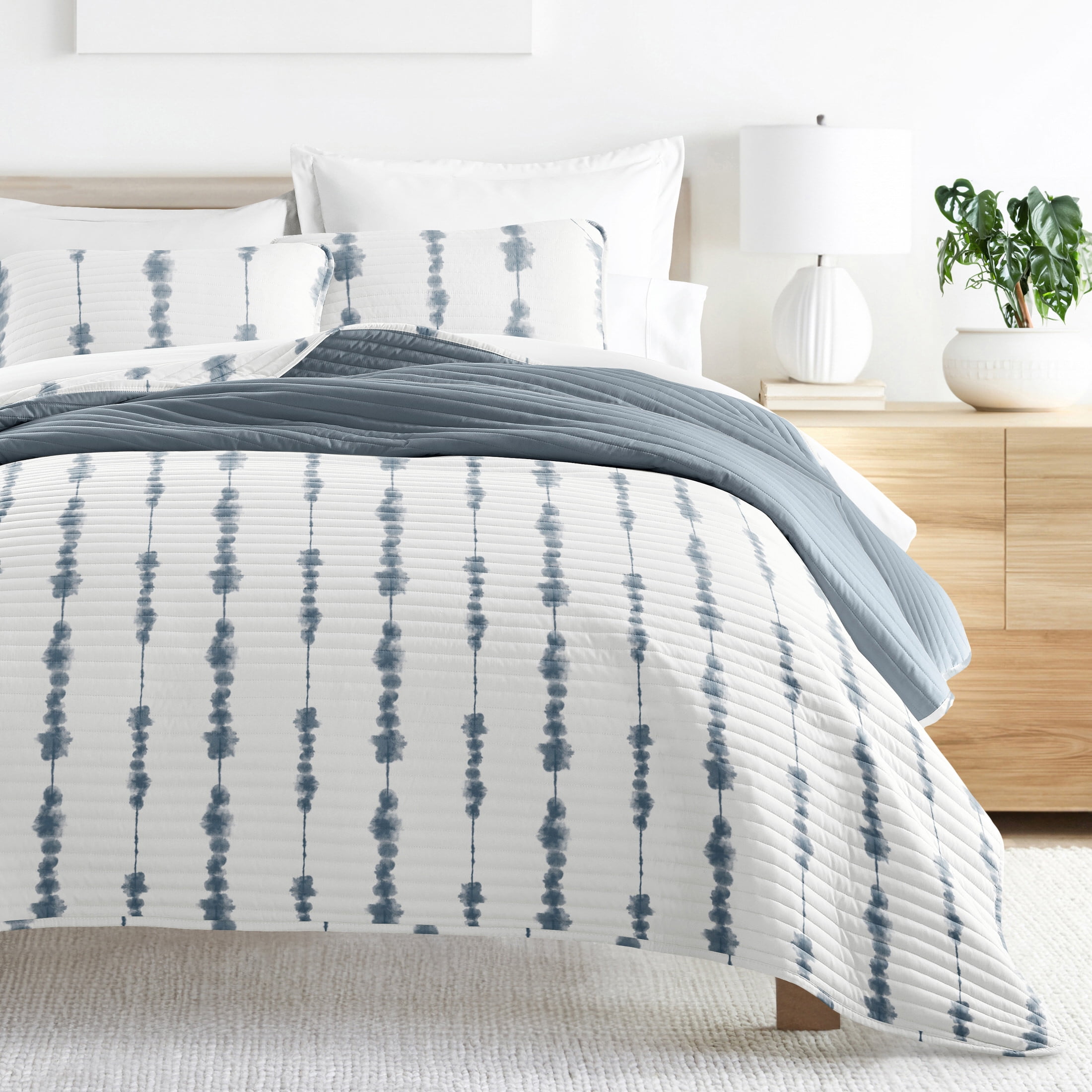 Noble Linens Navy 3 Piece Shibori Reversible Microfiber Quilt Set, Queen / Full