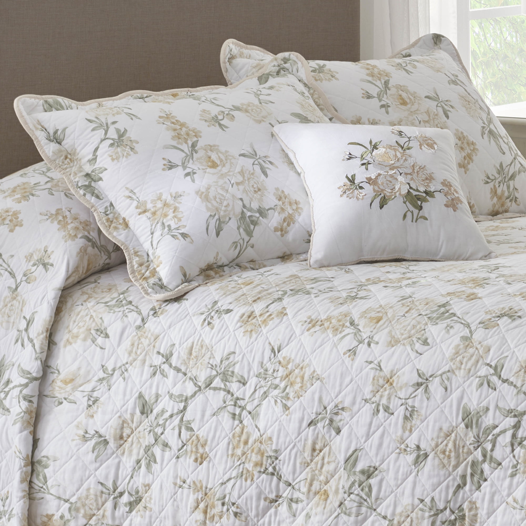 Nostalgia Home Fashions Jacqueline King Bedspread