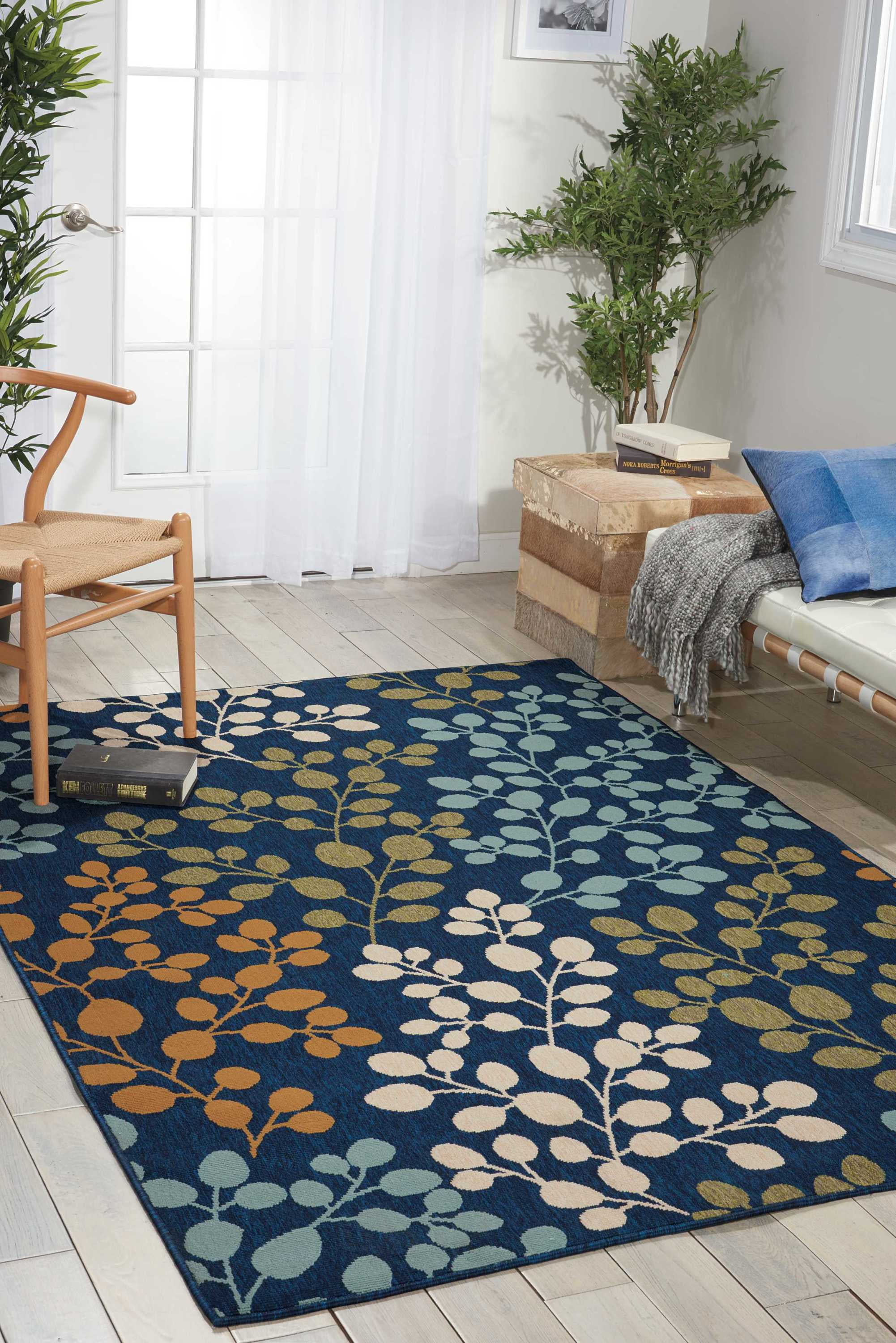Navy and Ivory Botanical Indoor/Outdoor Area Rug 2'6" x 4'