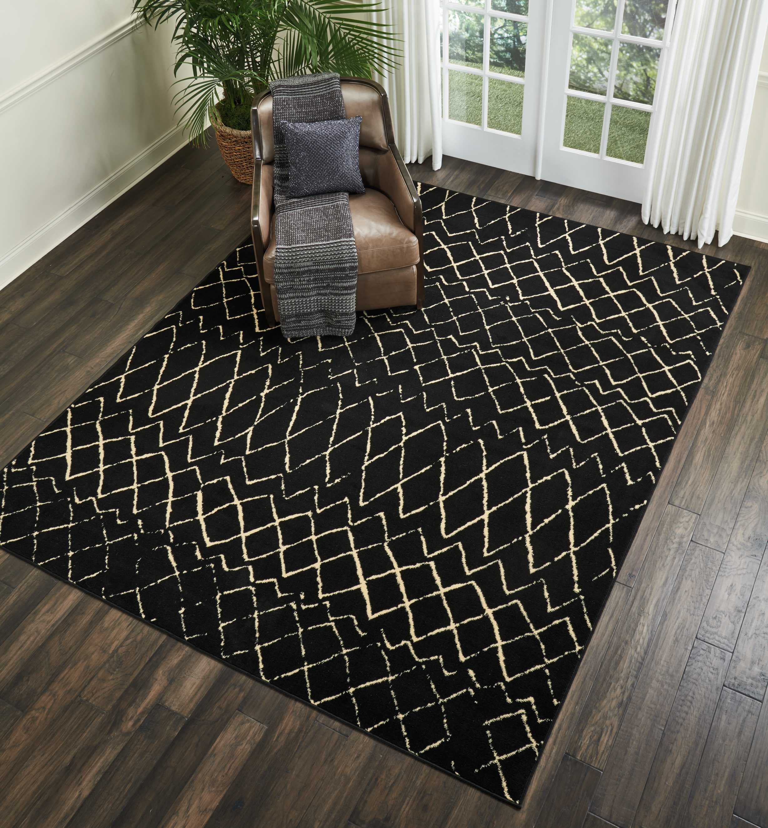 Grafix Black and Cream Moroccan Pattern Area Rug