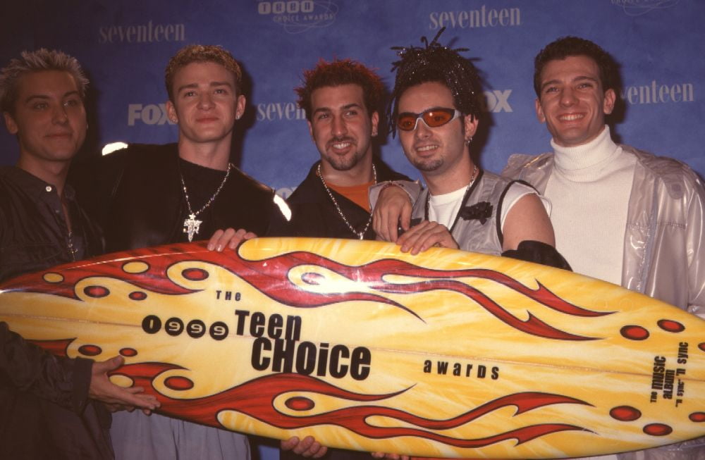 Nsync Holding Surfboard At 1999 Teen Choice Awards Photo Print (8 x 10 Nsync Holding Surfboard At 1999 Teen Choice Awards Photo Print (8 x 10