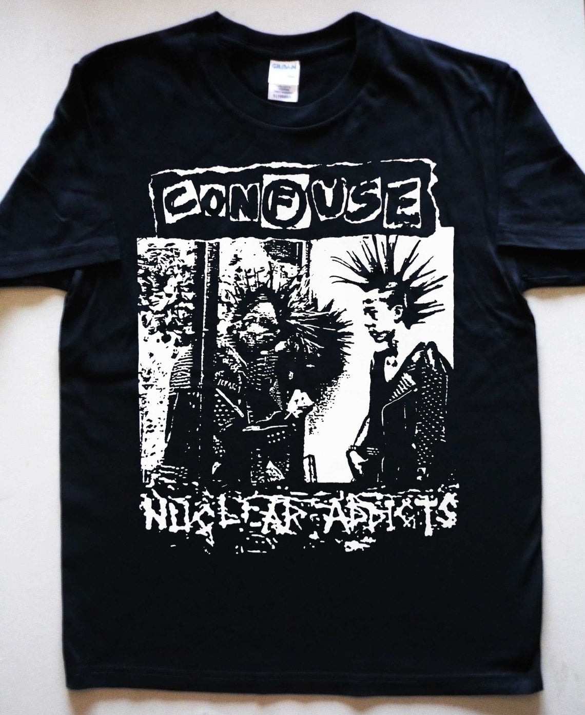 T-shirt Unisex CONFUSE Nuclear Addict - Imprimé Graphique Punk - Marque Gildan - Taille Régulière