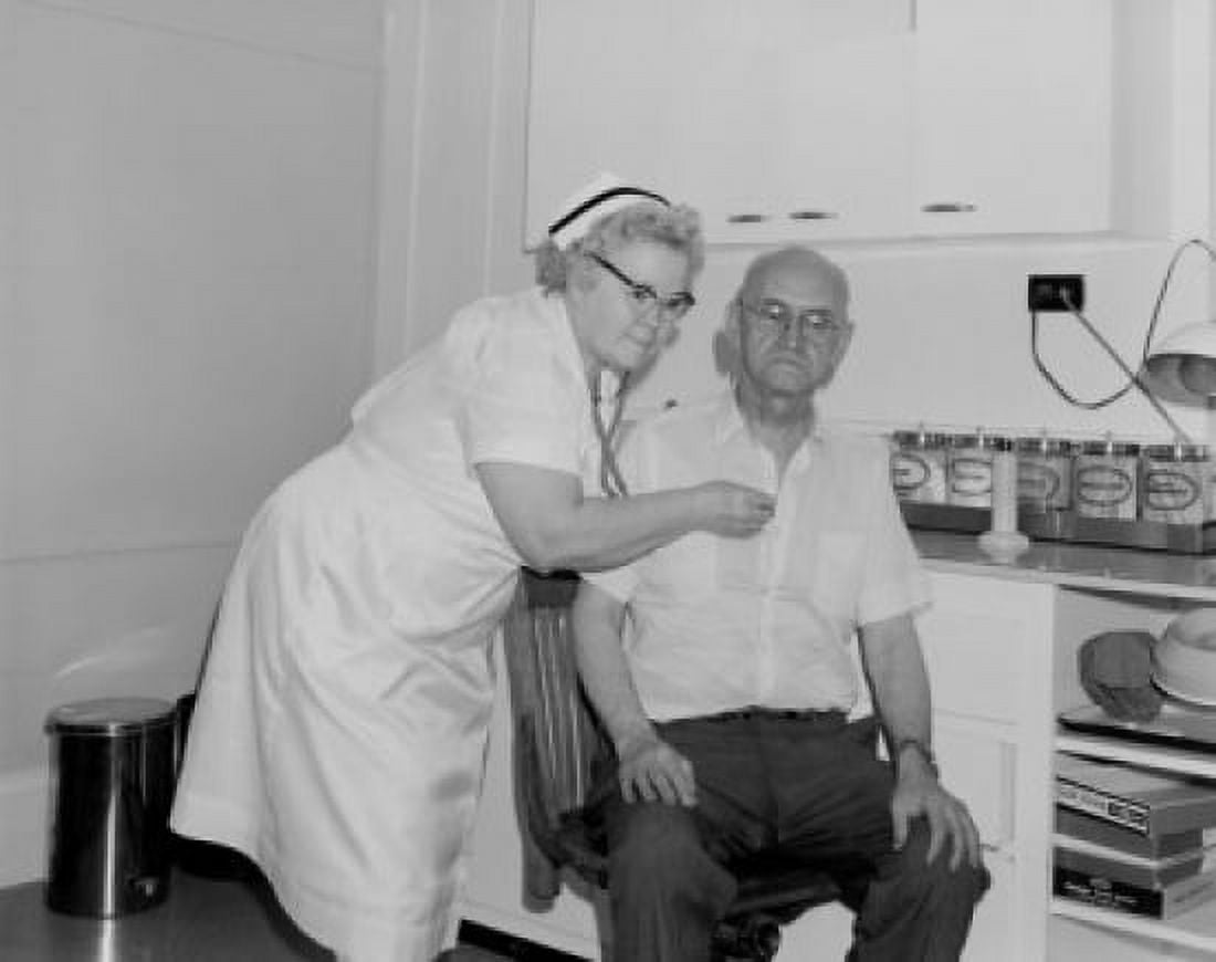 Nurse examining patient Canvas Art - (18 x 24)