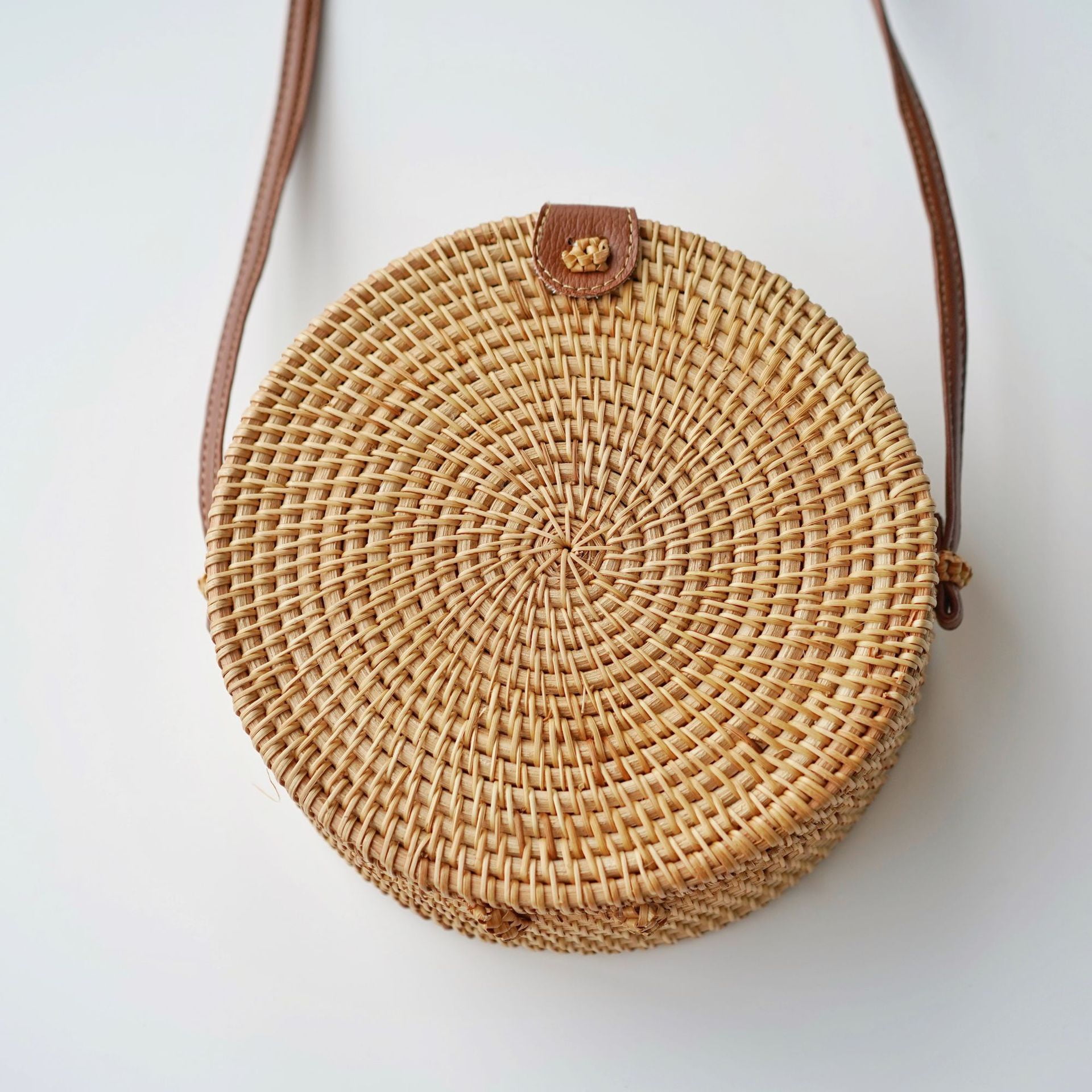 Women Brown Handwoven Round Rattan Bag with Leather Straps Beach Purse Beach Bag Rattan Circular Bag Woven Crossbody Bags For Women  main image 4