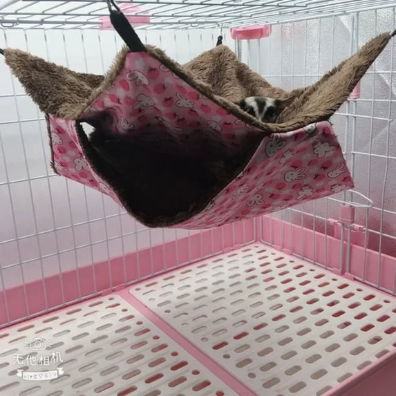 Upgrade your furry friend‘s sleeping experience with this cozy and warm insulated small pet hammock! Ensure maximum glider comfort with the double layered design. Treat your hamster to th
