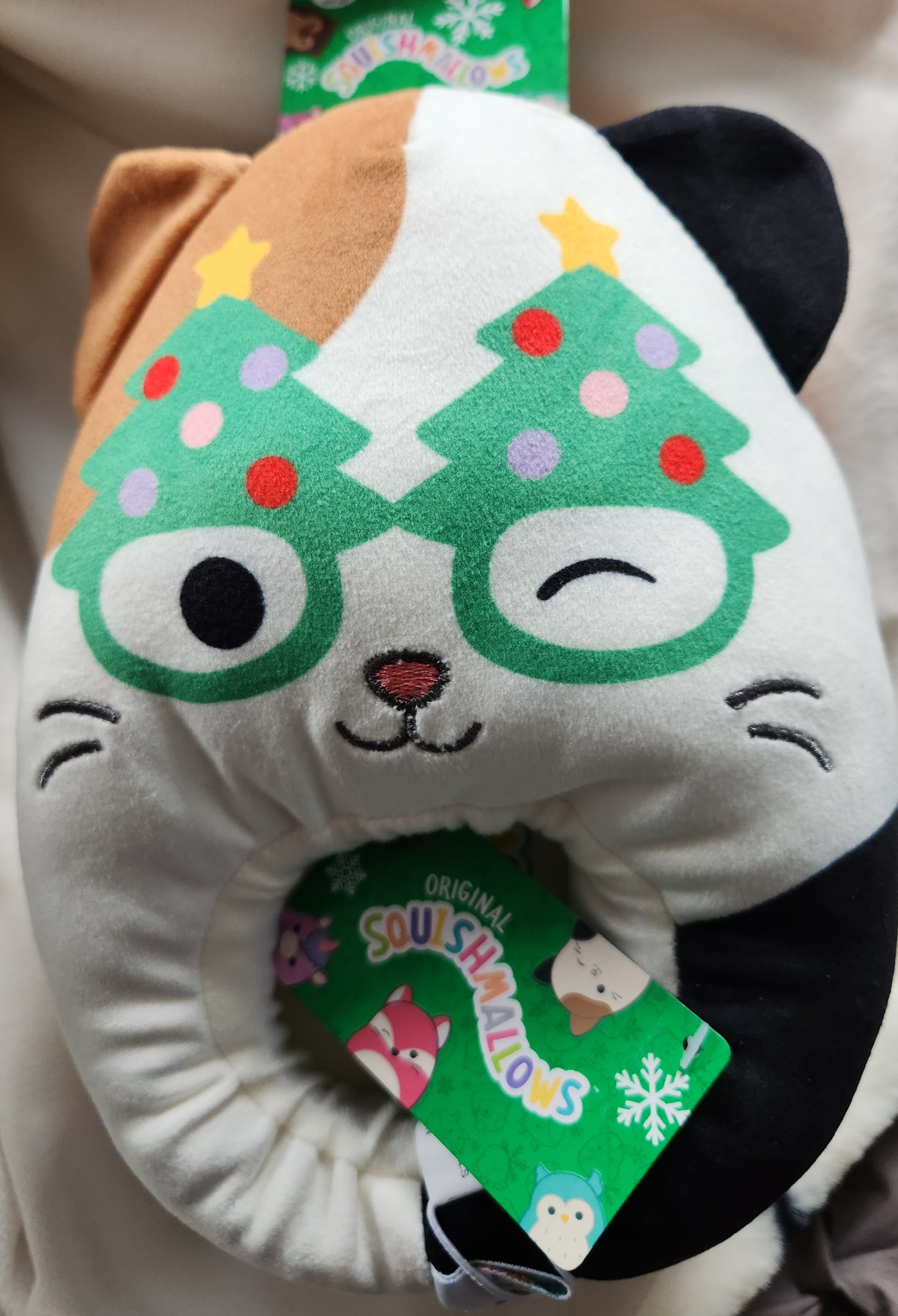 https://i5.walmartimages.com/seo/Official-Squishmallows-Christmas-Cam-the-Cat-Slippers-Size-11-12_cdc0dc02-d30e-4280-bbd5-7f08a0d8b3b3.9c9c9f650a32987b88858d7e4662f36e.jpeg