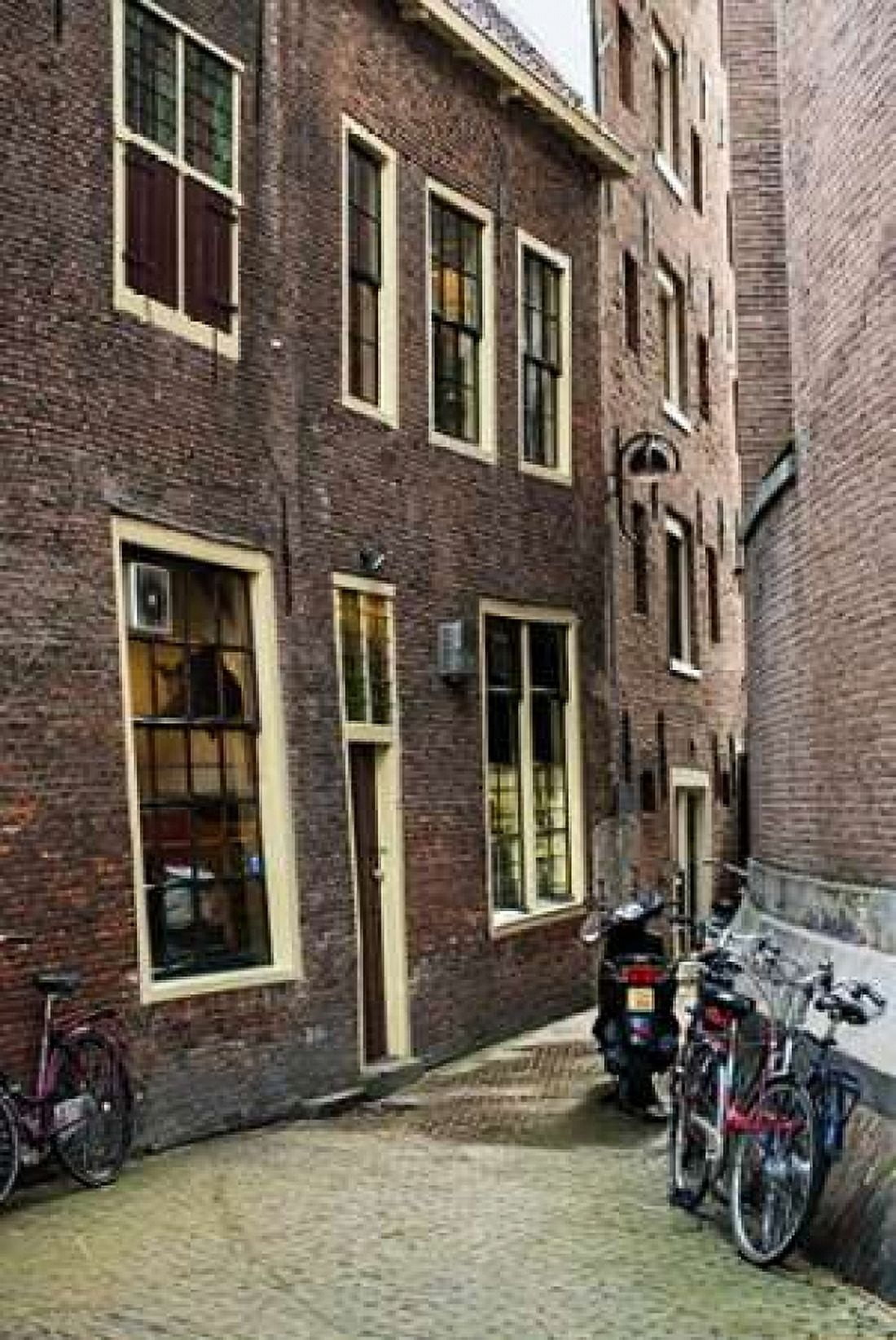 Old Centre Amsterdam Canvas Art - Erin Berzel (12 x 18)