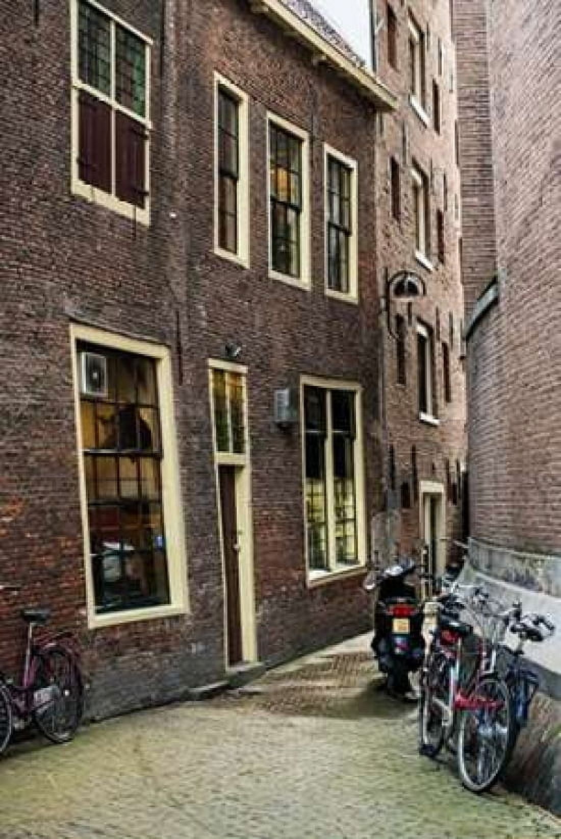 Old Centre Amsterdam Canvas Art - Erin Berzel (24 x 36)
