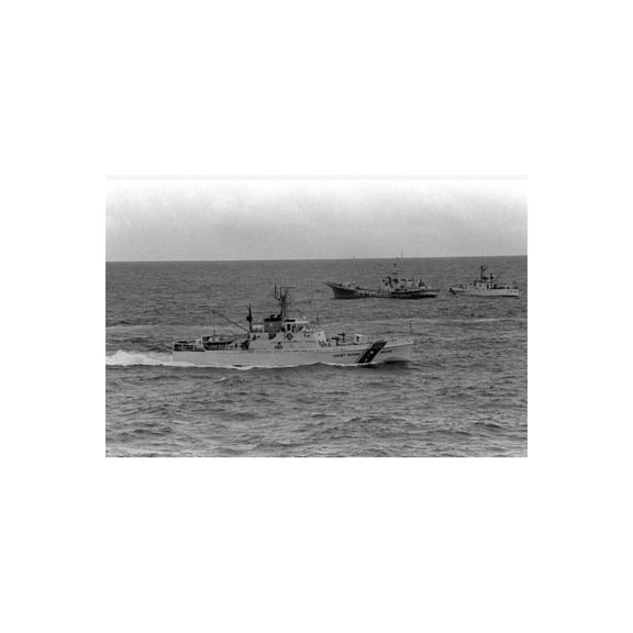 Old Modern Handicrafts CM208 30 in. USCGC Cape Knox WPB-95312 Ship Model