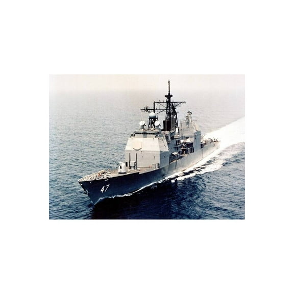 Old Modern Handicrafts CM021 USS Ticonderoga CG-47 Warship Model - Medium