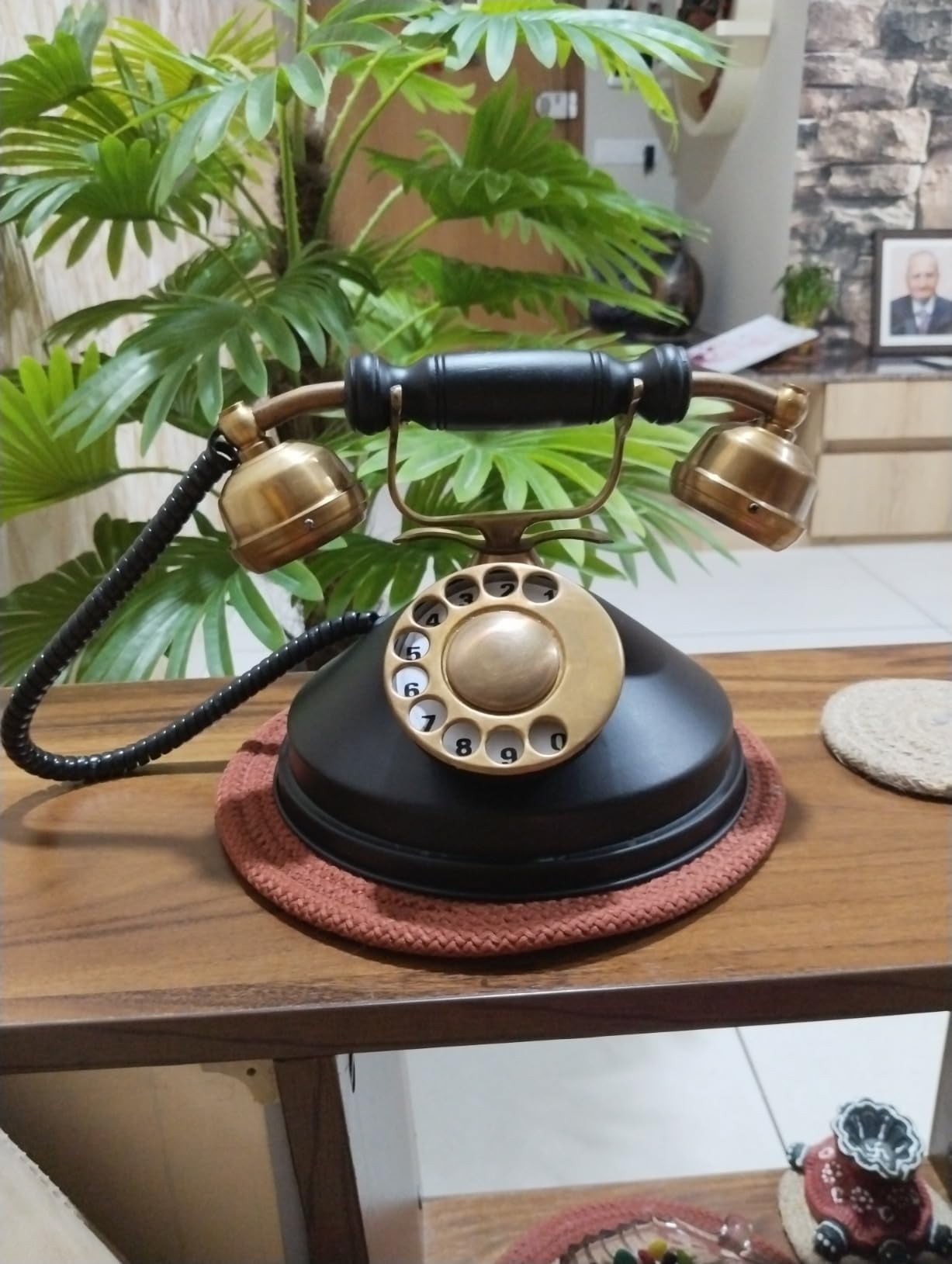 Old Vintage Look Telephone Vintage Landline Retro Style Contemporary ...
