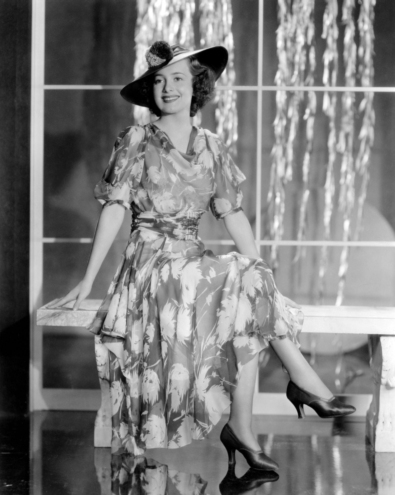 Olivia De Havilland In A Grey Chiffon Afternoon Frock Canvas Art - (16 x 20)