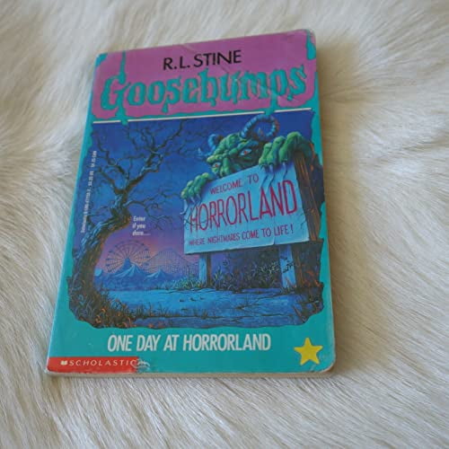Pre-Owned One Day at Horrorland (Goosebumps #16) (Paperback) 0590477382 9780590477383