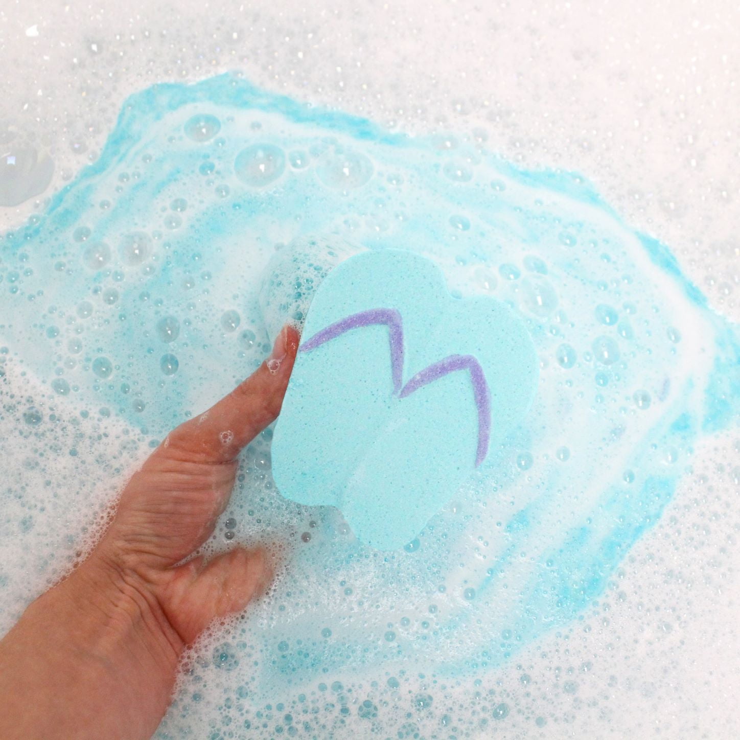 Onyx Bathhouse Beach Vacay 4 oz Shaped Bath Bomb, Blue