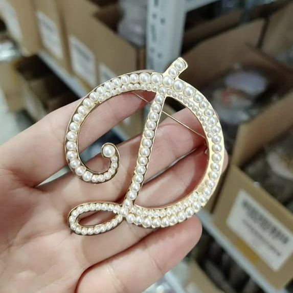 Opvise Korean Style Brooch Pin Letter Faux Pearls Ladies Electroplating Sweater Suit Brooch Jewelry Accessories
