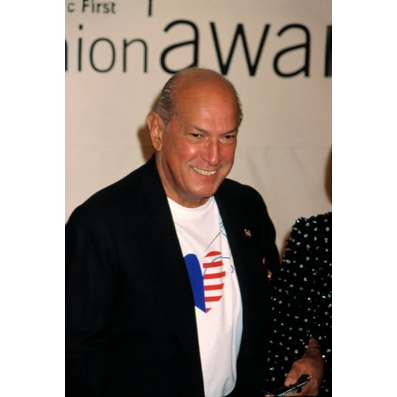 Oscar De La Renta At The Vh1 Vogue Fashion Awards, Nyc, 101901, By Cj Contino Celebrity (16 x 20)