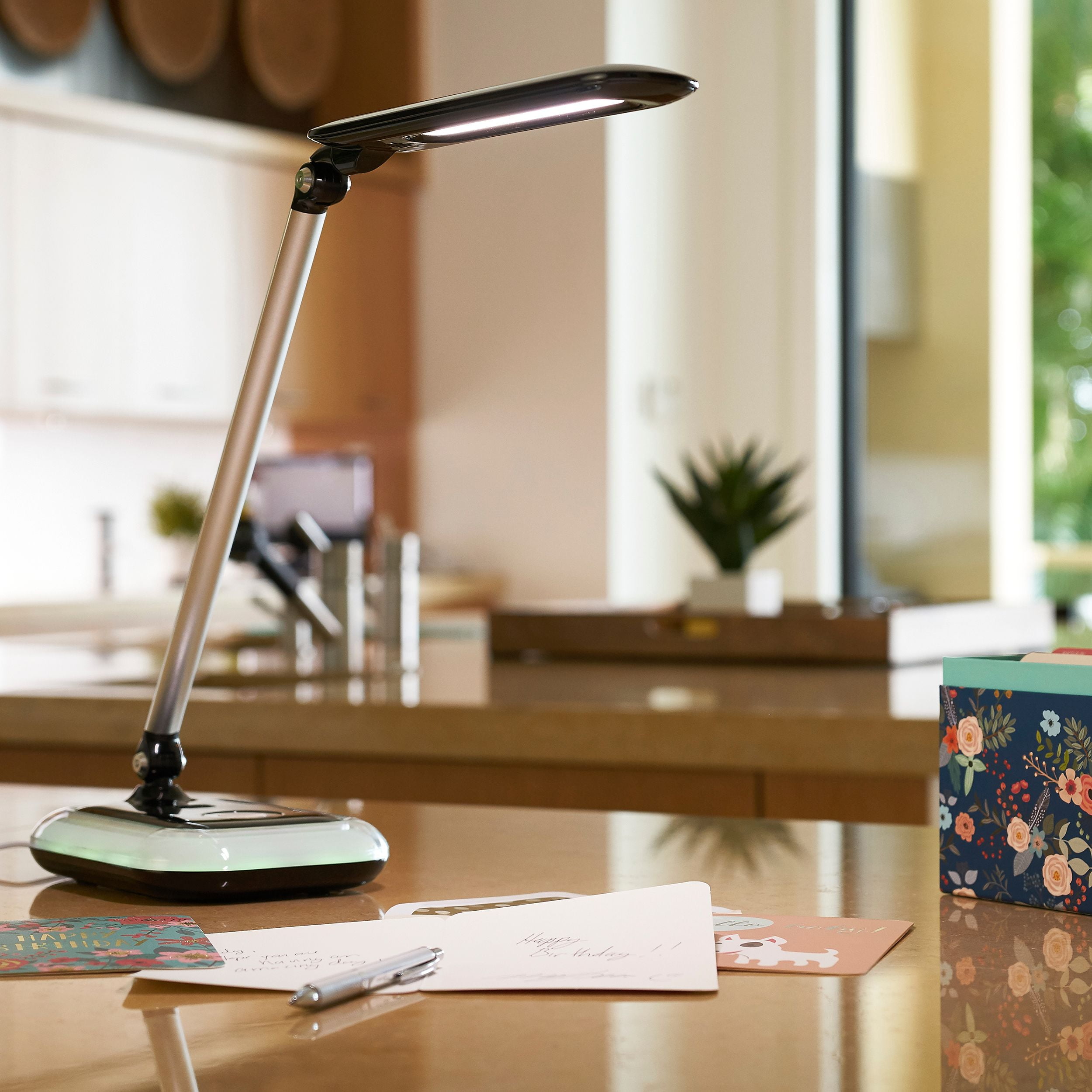 Led desk lamp with online color changing base
