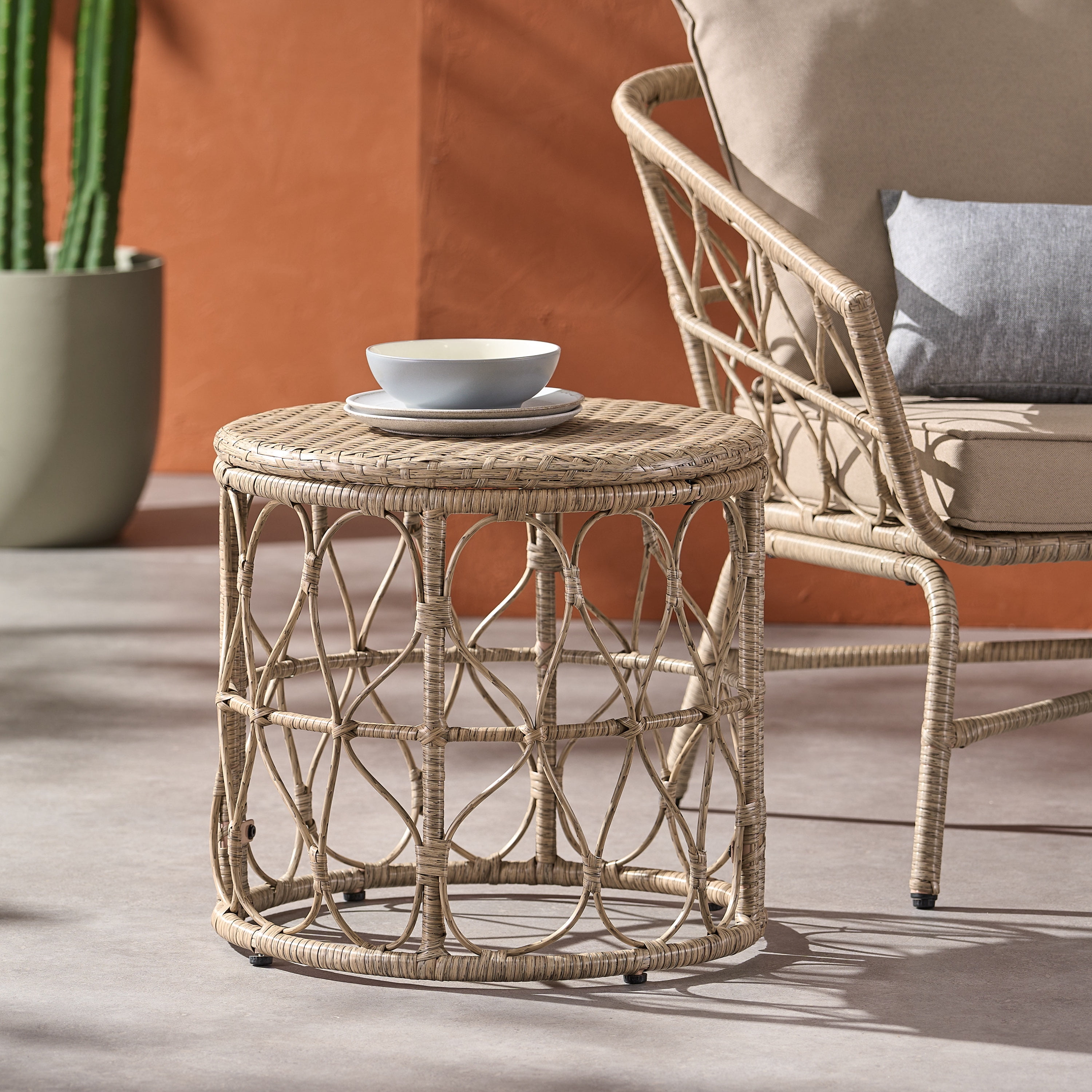 Outdoor Wicker Weave Accent Side Table, Leisure Display Table for Patio Garden, Light Brown