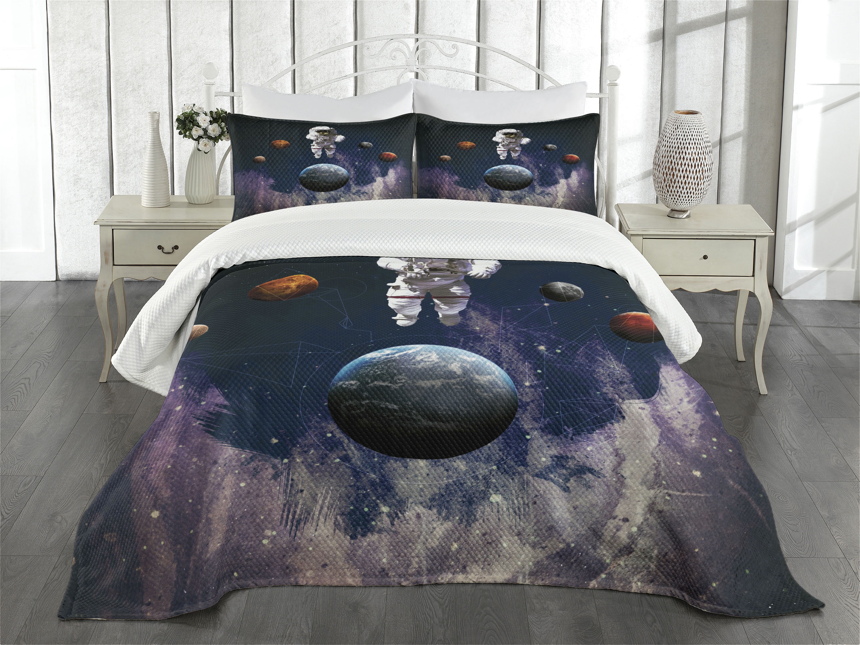Outer Space Bedspread Set King Size, Astronaut in the Outer Space with