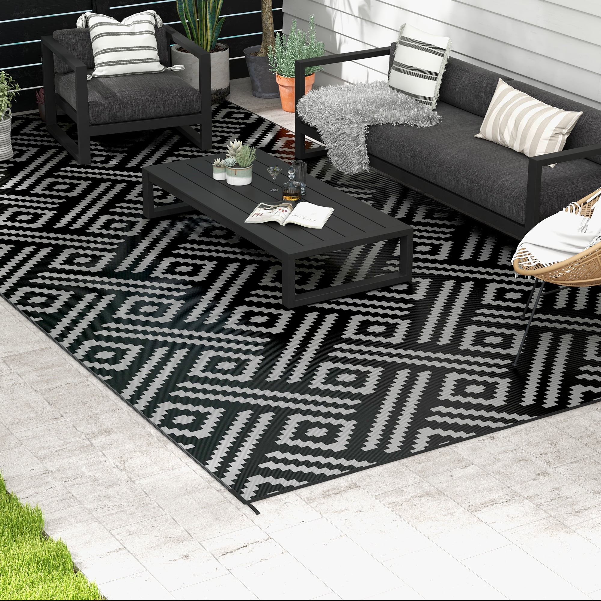 Outsunny RV Mat, Outdoor Patio Rug / Large Camping Carpet with Carrying Bag, 9' x 18', Waterproof Plastic Straw, Reversible, Black & Gray Geometric