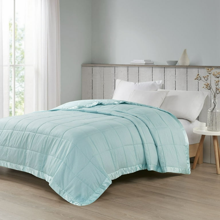Quilted blanket with satin trim sale