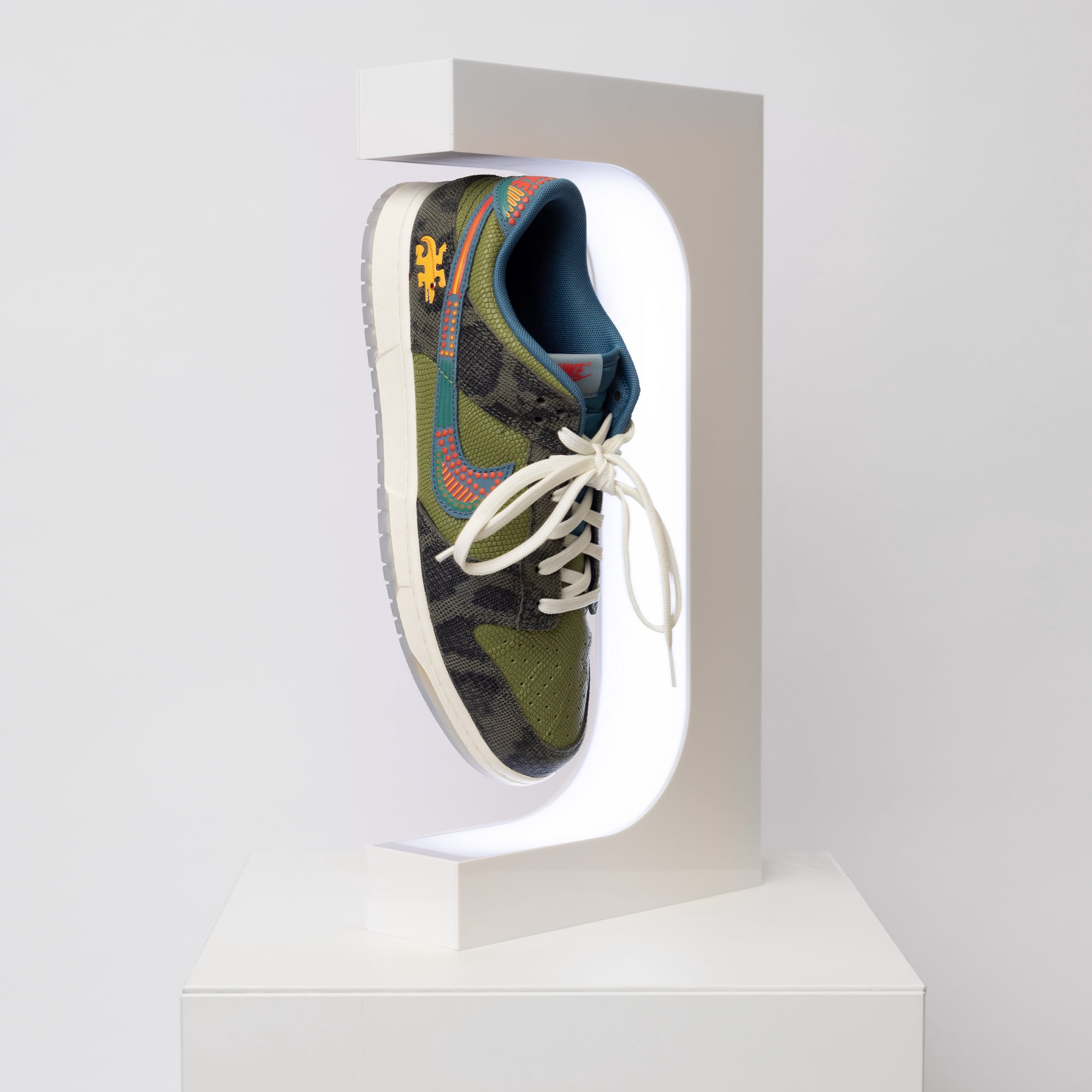 Ozarke Minimalist Floating Shoe Display LED Lamp - White - Walmart.com