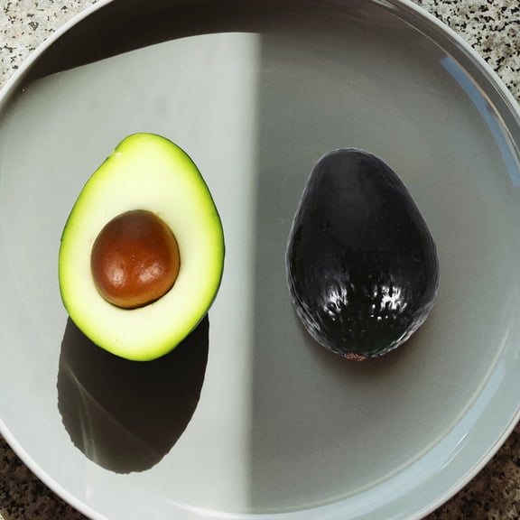 PAMINGONO 2-Pack Realistic Avocado Food Props, Lifelike Artificial PU Avocado Decor for Adults and Home Display