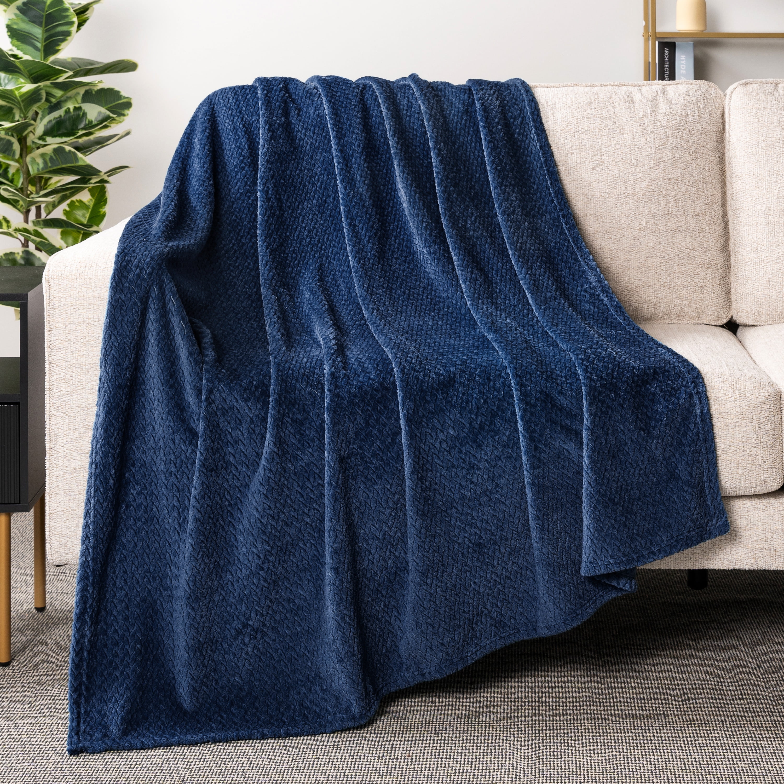 PAVILIA Soft Fleece Navy Blue Throw Blanket for Couch, Lightweight ...