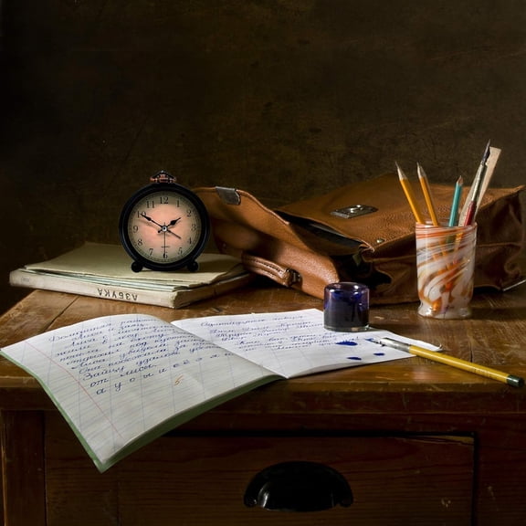 PYAN-Vintage Retro Analog Alarm Clock, 4 inch Super Silent Non Ticking Small Clock with Night Light, Battery Operated, Simply Design, for Living Room, Bedroom, Bedside, Desk, Gift Clock (Arabic)