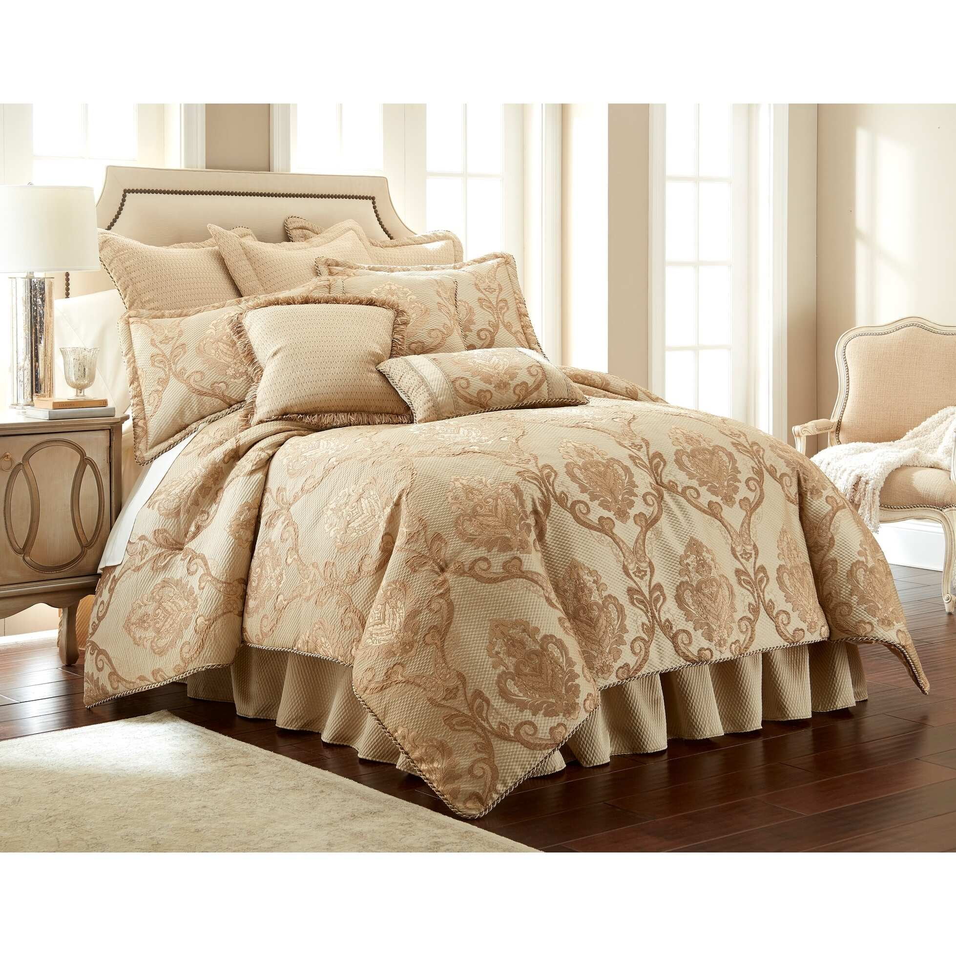 Luxurious Queen Beige Jacquard Comforter Set with Shams