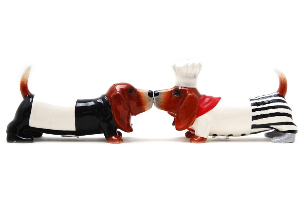 Pacific Trading Kissing 卸売 Basset Hounds Chef Dogs Magnetic Salt