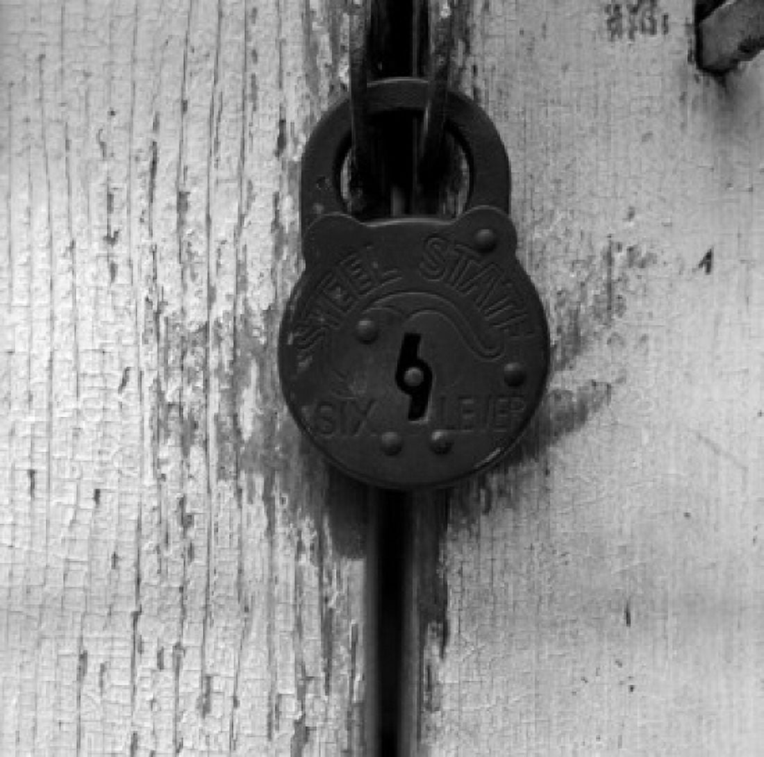 Padlock on wooden door Canvas Art - (18 x 24)