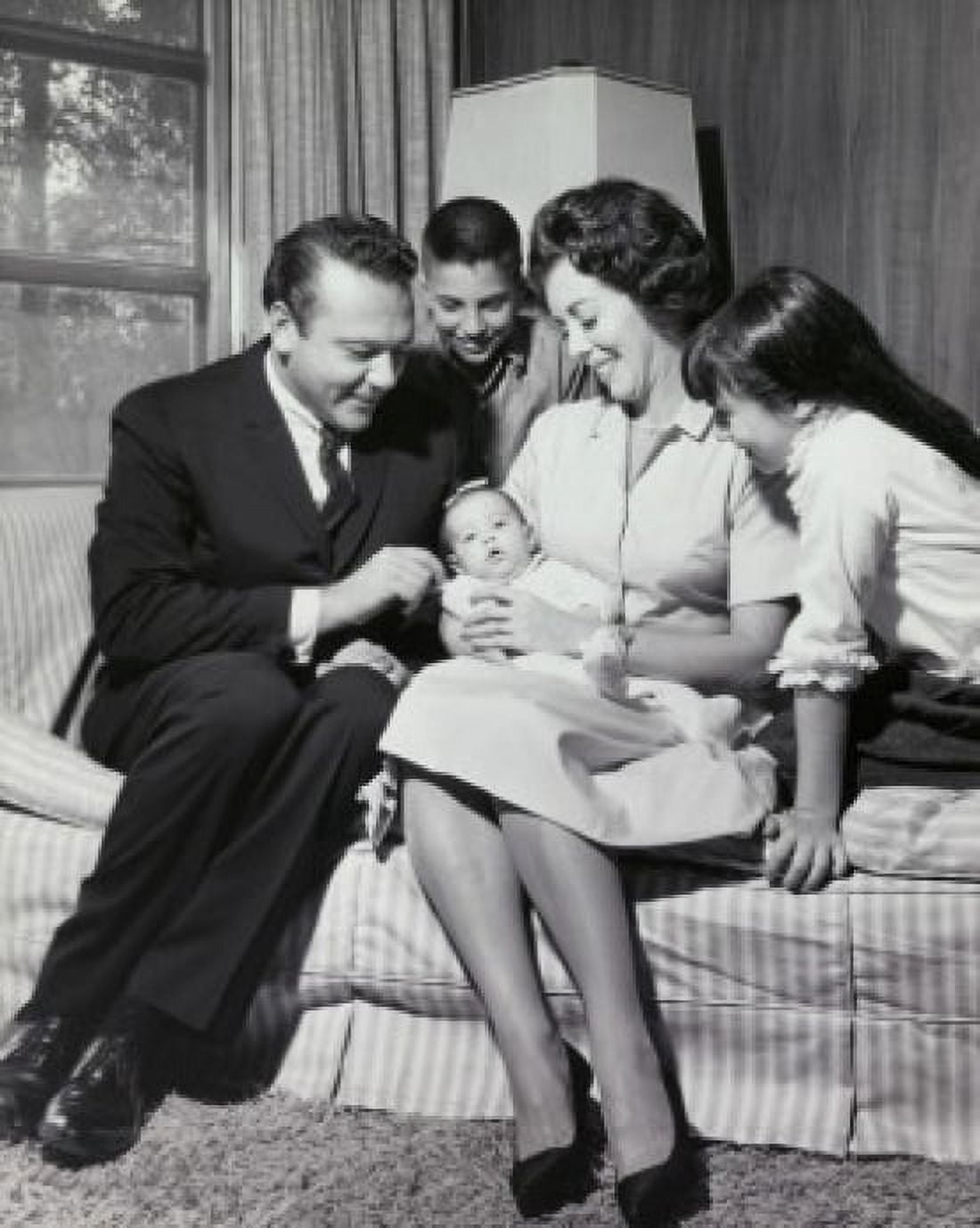 Parents and their children sitting on a couch Canvas Art - (18 x 24)