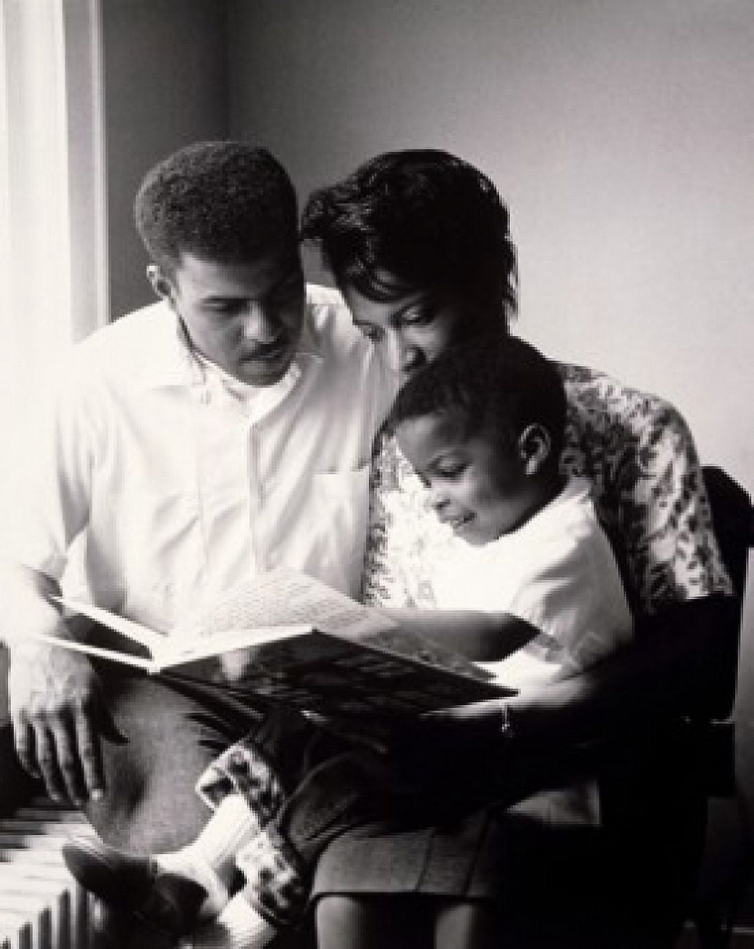 Parents reading to their son Canvas Art - (18 x 24)
