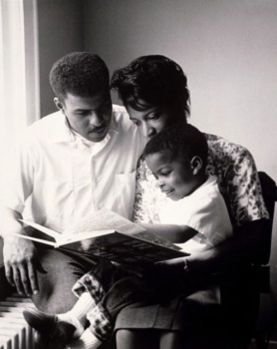 Parents reading to their son Canvas Art - (24 x 36)