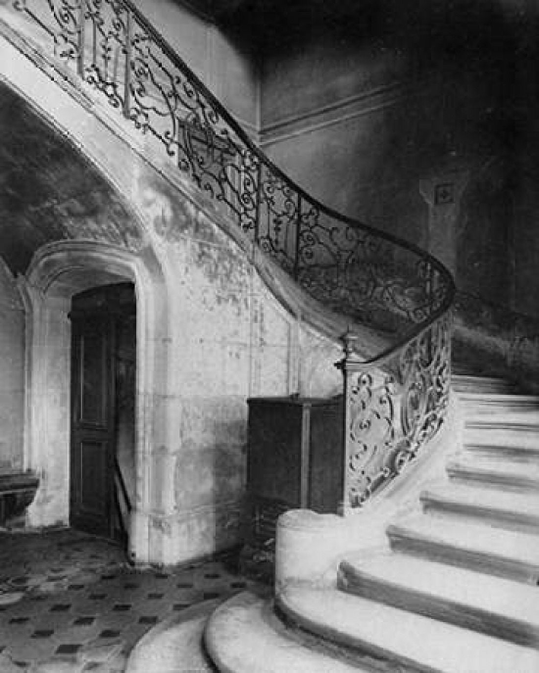 Paris 1900 - Staircase Hotel de Brinvilliers rue Charles V Canvas Art - Eugene Atget (24 x 30)