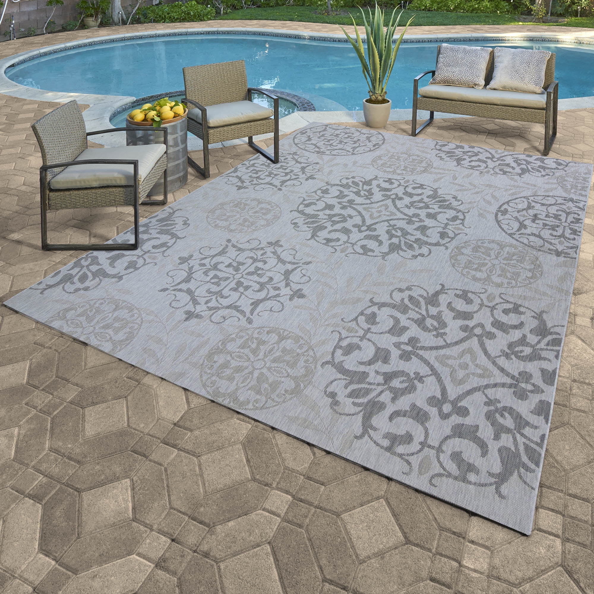 Paseo 6.5' x 9.5' Gray Medallion Outdoor Rug