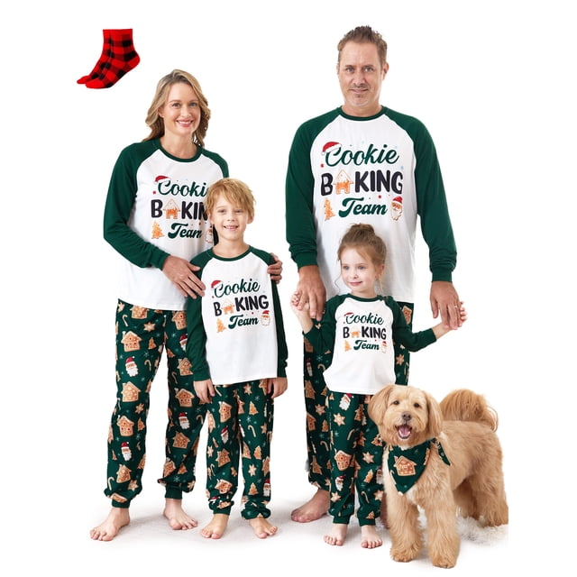 PatPat Christmas Pajamas Family Matching 2 Piece Holiday Couple Pjs Sets for Men Raglan Sleeves Gingerbread House Pattern Sleepwear with Socks, Green, XL