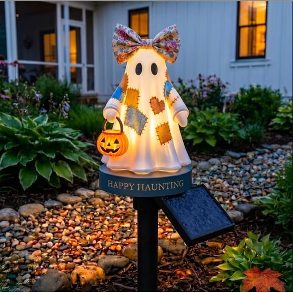 Patchwork Ghost Solar Garden Stake Light， Primitive Patchwork Ghost Halloween Figurine,Country Fabric Ghost Doll with Floral Bow and Jack-o'-Lantern Bucket, Cozy Fall Tabletop & Room Decoration