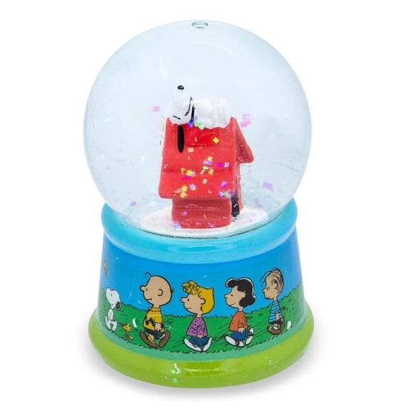 Silver Buffalo Peanuts Group Walk Outside Light Up Snow Globe, 55 mm Peanuts Group Walk Outside LED light up